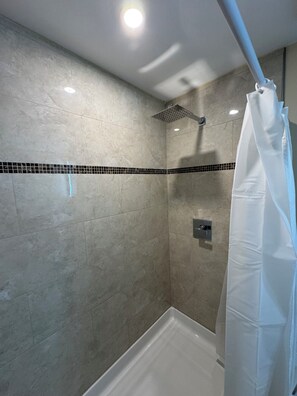 Habitació superior, 1 llit de matrimoni | Bany | Dutxa, tovalloles, sabó i xampú 