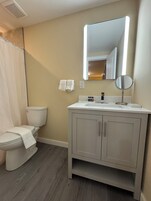 Superior Room, 1 Queen Bed | Bathroom | Shower, towels, soap, shampoo