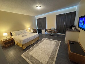 Standard Room, Partial Lake View | Blackout curtains, iron/ironing board, free WiFi - Kenricia Hotel (Kenora)
