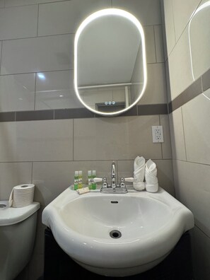 Shower, handuk, sabun, dan sampo