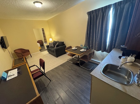 Studio Suite | Blackout drapes, iron/ironing board, free WiFi