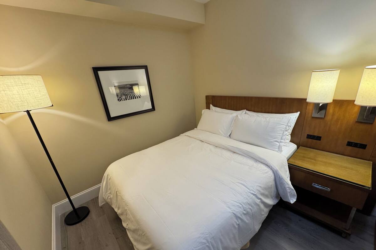 Superior Room, 1 Queen Bed | Blackout drapes, iron/ironing board (on request), WiFi (free)