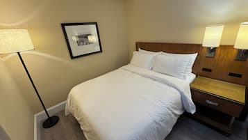 Quarto superior, 1 cama Queen | Cortinas blackout, ferros/tábuas de passar roupa, Wi-Fi de cortesia