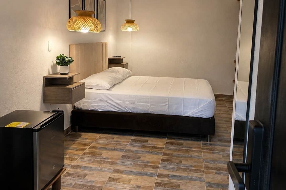 Dobbeltrom – standard | Senger med Select Comfort-madrass, minibar, safe på rommet og skrivebord