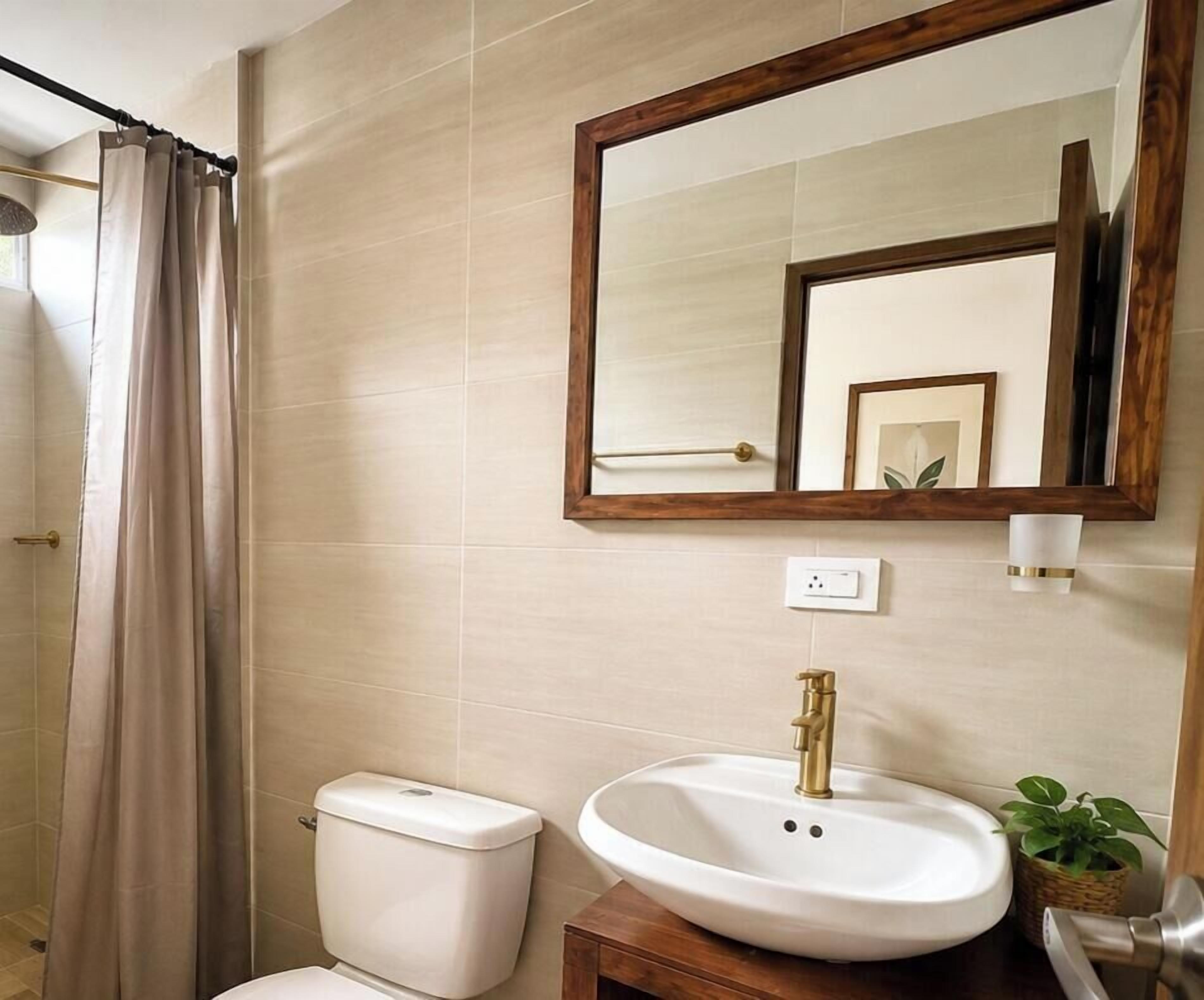 Un baño con inodoro, lavabo y cortina de ducha.
