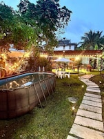 Una piscina al aire libre, sombrillas