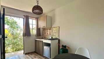 Quarto casal superior, vista para o jardim | Área de estar | Smart TV 45 polegadas com canais via satélite, Netflix