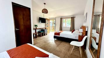 Quarto quádruplo standard | Camas Select Comfort, frigobar, cofres nos quartos, escrivaninha