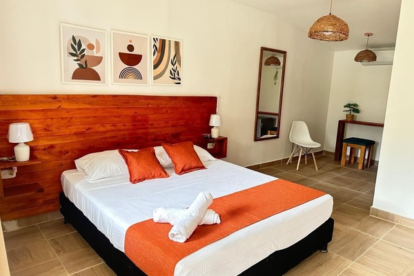 Senger med Select Comfort-madrass, minibar, safe på rommet og skrivebord