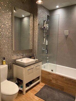 Secadora de cabello, toallas, jabón, papel de baño