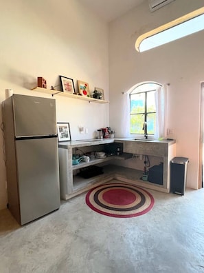 Réfrigérateur, four à micro-ondes, surface de cuisson, cafetiÚre-théiÚre