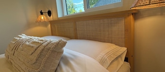 Charming 2-bedroom house in gorgeous Campbell River with WiFi, AC