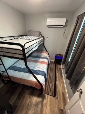 2 bedrooms, free WiFi, bed sheets - COZY 2 BEDROOM CABIN 1/2 MILE FROM NUECES RIVER. (Camp Wood)