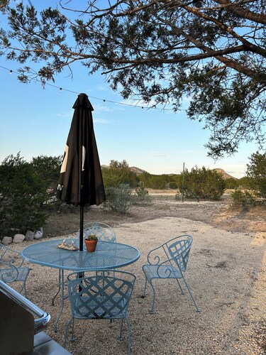 COZY 2 BEDROOM CABIN 1/2 MILE FROM NUECES RIVER.