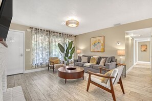 Televisión, futbolito, mesa de ping pong