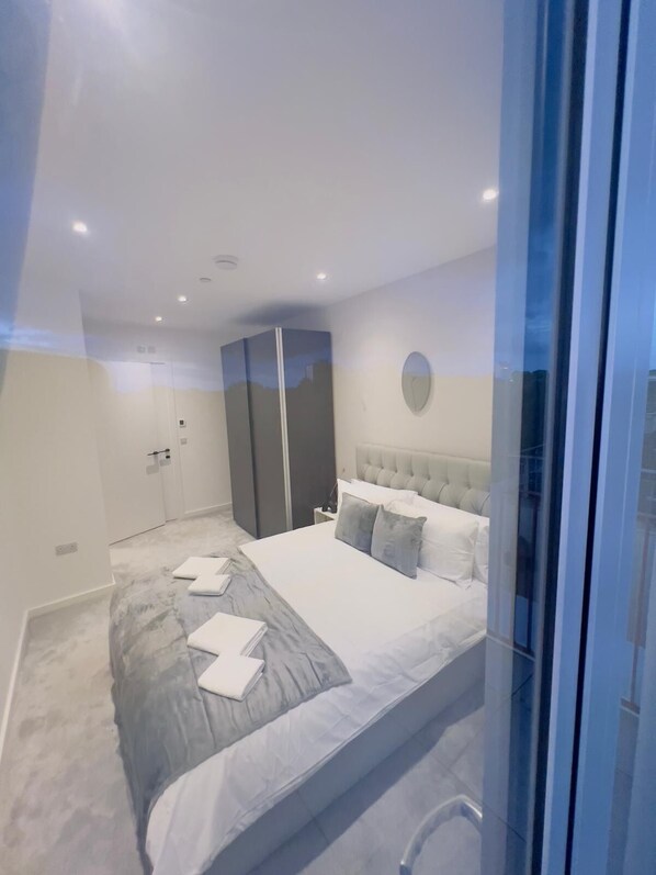 2 bedrooms, in-room safe, desk, iron/ironing board