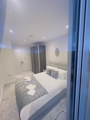 2 habitaciones, caja de seguridad en la habitación y escritorio