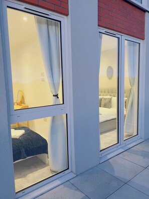 2 bedrooms, in-room safe, desk, iron/ironing board
