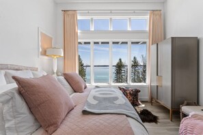 3 bedrooms, iron/ironing board, WiFi, bed sheets - Modern Luxury Waterfront On Old Mission Peninsula (Traverse City)