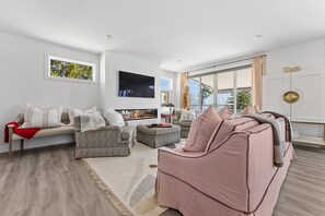 TV, fireplace