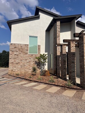 Property grounds - Brand new Beachside Alcove w/ all amenities, private pickleball court &game room (Kingston)