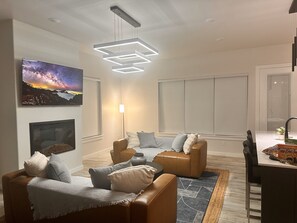 Smart TV, caminetto, tavolo da calcetto, tavolo da ping pong