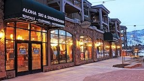 A building with a sign for Aloha Ski & Snowboard rentals and accessories.