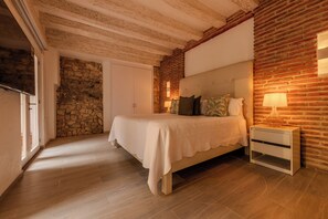 5 bedrooms, iron/ironing board, WiFi, bed sheets