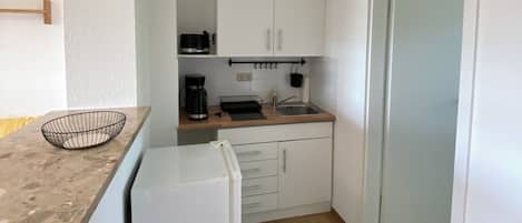 Réfrigérateur, micro-ondes, plaque de cuisson, cafetiÚre/bouilloire