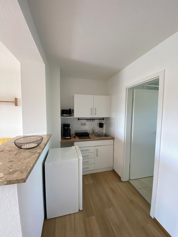 Kühlschrank, Mikrowelle, Herdplatte, Wasserkocher mit Kaffee-/Teezubehör