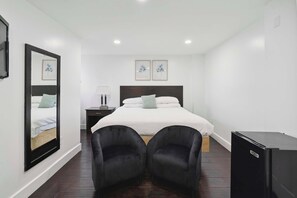 1 bedroom, desk, iron/ironing board, WiFi - Lodgyy - Chic & Quiet King-bed suite (Philadelphia)