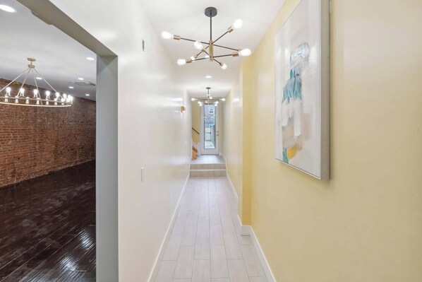 Interior - Lodgyy - Chic & Quiet King-bed suite (Philadelphia)