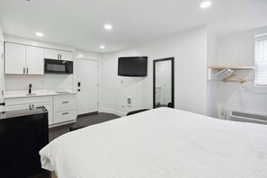1 bedroom, desk, iron/ironing board, WiFi