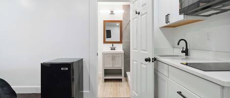 Réfrigérateur, micro-ondes, cafetière/bouilloire