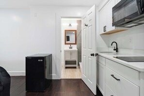 Réfrigérateur, micro-ondes, cafetière/bouilloire