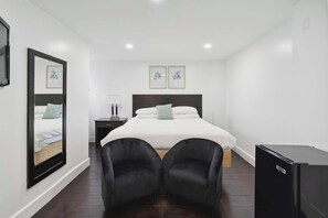 1 slaapkamer, een bureau, een strijkplank/strijkijzer, wifi