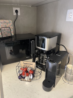 Réfrigérateur, micro-ondes, four, cafetière/bouilloire