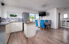 Fridge, stovetop, coffee/tea maker