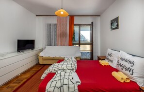 2 bedrooms, iron/ironing board, free WiFi