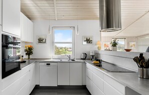 Kjøleskap, kokeplater, oppvaskmaskin og kaffetrakter/tekoker