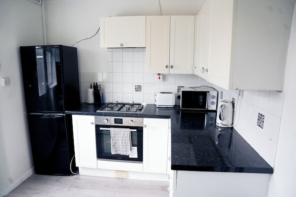 Refrigerador, microondas, horno, placa de cocina