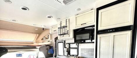 ثلاجة، ميكروويف، فرن، موقد طهي مسطح