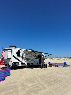 On the beach - Great Beachside Location! RV Rental on Site or Beach (Surfside Beach)