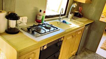 Fridge, oven, stovetop, coffee/tea maker
