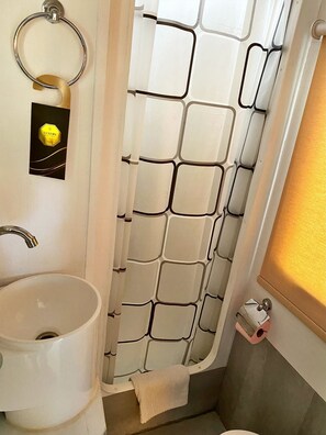 Haartrockner, HandtĂŒcher, Seife, Shampoo