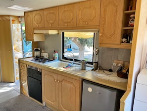 Fridge, oven, stovetop, coffee/tea maker