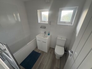 House | Bathroom | Shower, towels - 3 Bedroom House Oakwood Retreat in Dunstable (Dunstable)