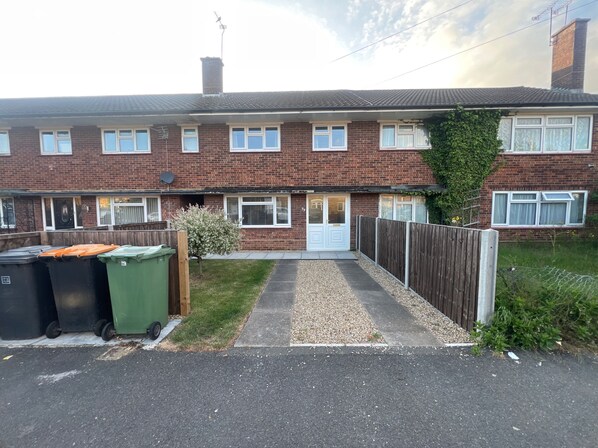 House | Exterior - 3 Bedroom House Oakwood Retreat in Dunstable (Dunstable)