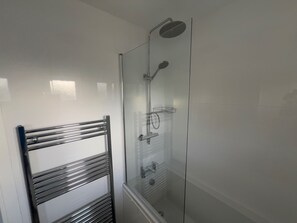 Rumah | Kamar mandi | Shower dan handuk