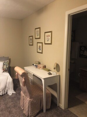 2 bedrooms, desk, iron/ironing board, free WiFi - Charming 2-bedroom townhome in welcoming Auburn with AC, WiFi, 1897 Sqare feet (Auburn)